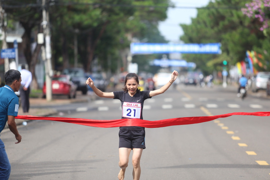 VĐV Nông Minh Nguyệt của huyện Chư Sê về nhất cự ly 3 km nữ. Ảnh: Văn Ngọc VĐV Nông Minh Nguyệt của huyện Chư Sê về nhất cự ly 3 km nữ. Ảnh: Văn Ngọc