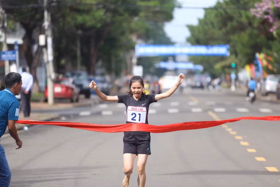 VĐV Nông Minh Nguyệt của huyện Chư Sê về nhất cự ly 3 km nữ. Ảnh: Văn Ngọc