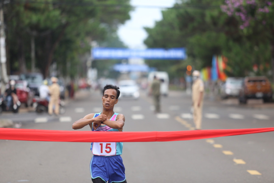 VĐV Liưm (huyện Đak Đoa) mang về tấm huy chương vàng ở cự ly 5 km nam. Ảnh: Văn Ngọc VĐV Liưm (huyện Đak Đoa) mang về tấm huy chương vàng ở cự ly 5 km nam. Ảnh: Văn Ngọc