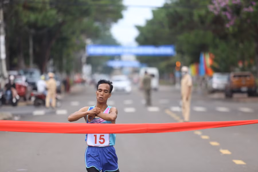 VĐV Liưm (huyện Đak Đoa) mang về tấm huy chương vàng ở cự ly 5 km nam. Ảnh: Văn Ngọc