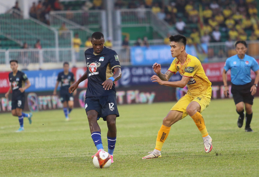 Đông Á Thanh Hóa (phải) đã có hiệp 2 thi đấu khởi sắc. Ảnh: Văn Ngọc