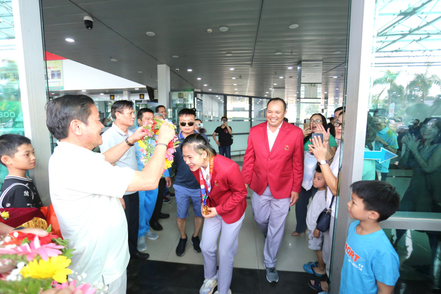 Lãnh đạo Sở Văn hóa-Thể thao và Du lịch trao vòng hoa nguyệt quế vinh danh Lê Thị Nhi. Ảnh: Văn Ngọc