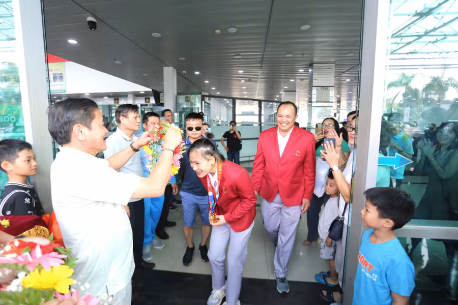 Lãnh đạo Sở Văn hóa-Thể thao và Du lịch trao vòng hoa nguyệt quế vinh danh Lê Thị Nhi. Ảnh: Văn Ngọc