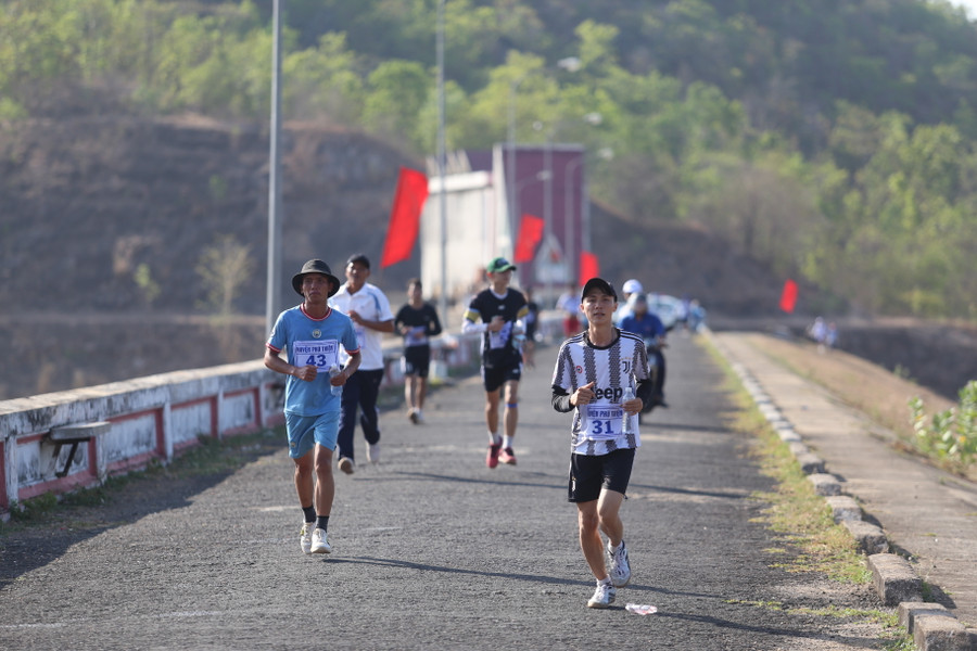 Lần đầu tiên đập hồ Ayun Hạ trở thành đường chạy một giải Marathon. Ảnh: Văn Ngọc