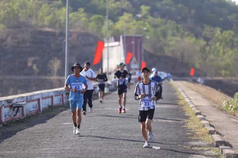 Lần đầu tiên đập hồ Ayun Hạ trở thành đường chạy một giải Marathon. Ảnh: Văn Ngọc Lần đầu tiên đập hồ Ayun Hạ trở thành đường chạy một giải Marathon. Ảnh: Văn Ngọc
