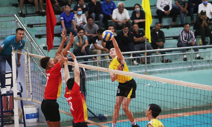 Nguyễn Văn Hướng (bìa phải) là cầu thủ bóng chuyền phong trào nổi tiếng tại Gia Lai. Ảnh: Văn Ngọc