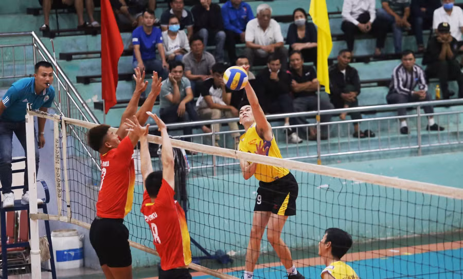 Nguyễn Văn Hướng (bìa phải) là cầu thủ bóng chuyền phong trào nổi tiếng tại Gia Lai. Ảnh: Văn Ngọc