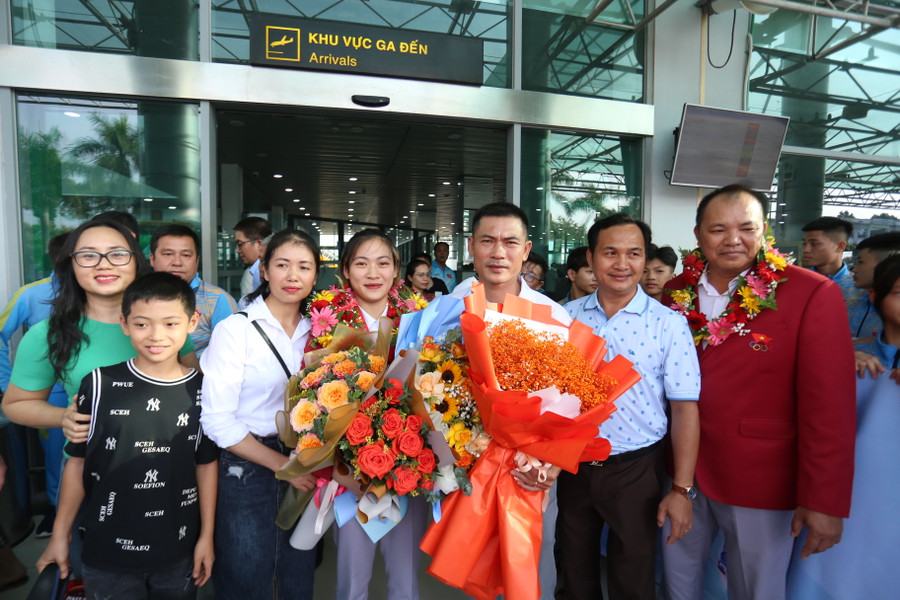 Gia đình và người thân của Lê Thị Nhi từ huyện Đức Cơ lên TP. Pleiku để đón cô. Ảnh: Văn Ngọc