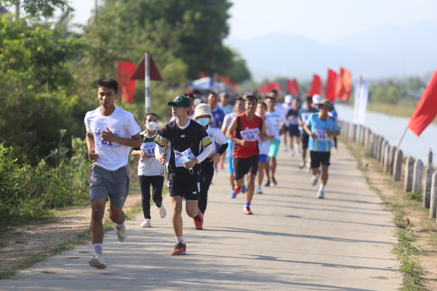 Các VĐV đã chạy trong khu vực Di tích lịch sử Plei Ơi. Ảnh: Văn Ngọc