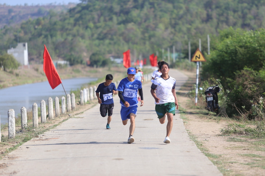 Các VĐV đua tranh quyết liệt ở cung đường dọc bờ kênh thủy lợi Ayun Hạ. Ảnh: Văn Ngọc