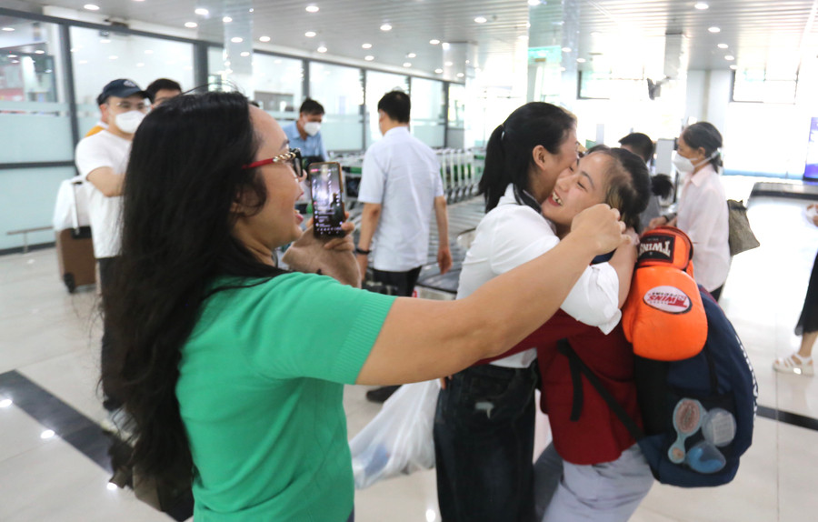 Lê Thị Nhi trở về trong vòng tay của người mẹ. Ảnh: Văn Ngọc