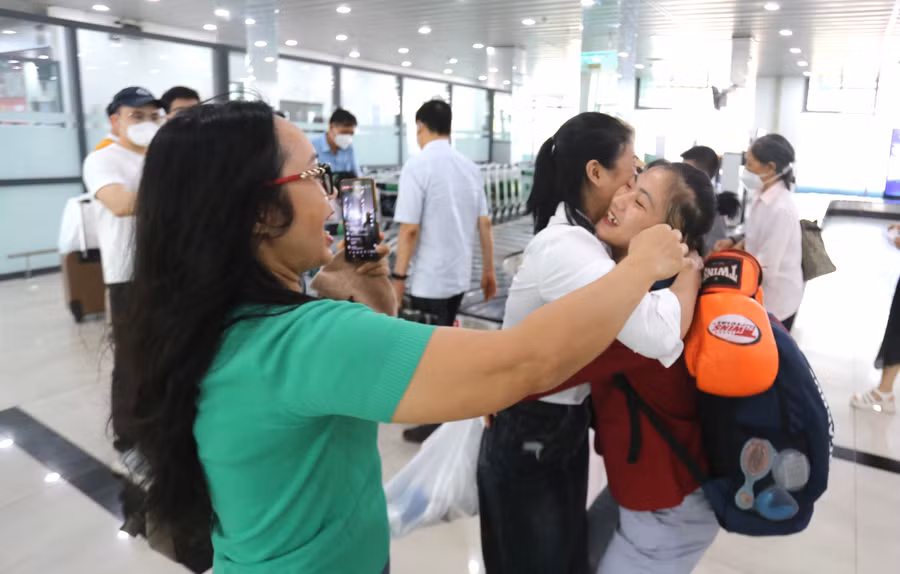 Lê Thị Nhi trở về trong vòng tay của người mẹ. Ảnh: Văn Ngọc