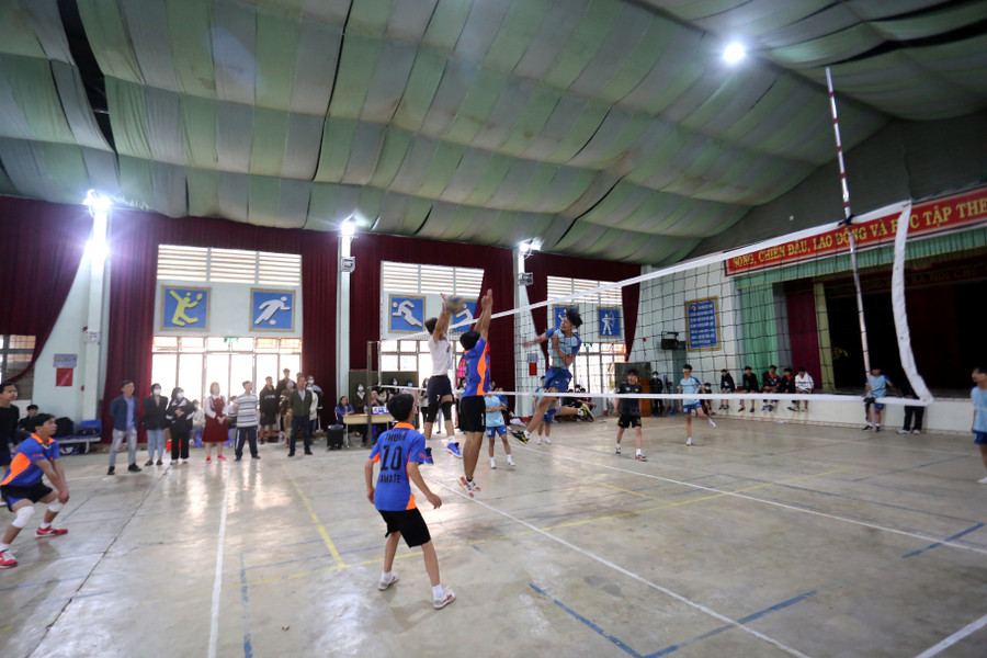 Hàng năm Trường THPT Hoàng Hoa Thám đều tổ chức các giải bóng chuyền nam với sự tham gia của hàng trăm học sinh. Ảnh: Văn Ngọc