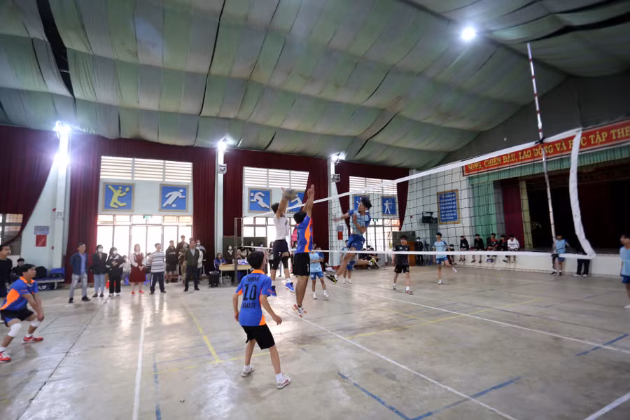 Hàng năm Trường THPT Hoàng Hoa Thám đều tổ chức các giải bóng chuyền nam với sự tham gia của hàng trăm học sinh. Ảnh: Văn Ngọc