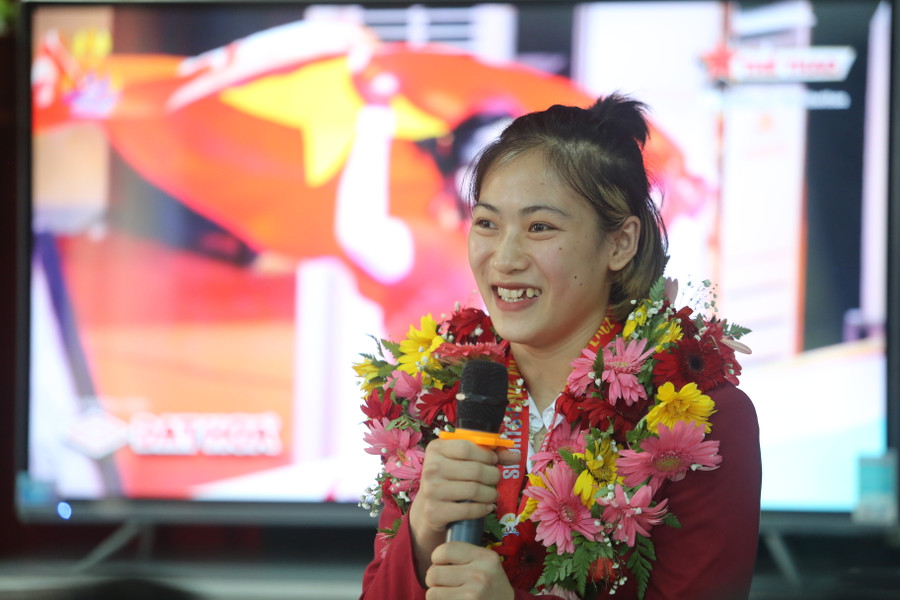 Lê Thị Nhi rạng rỡ phát biểu trong buổi lễ. Ảnh: Văn Ngọc