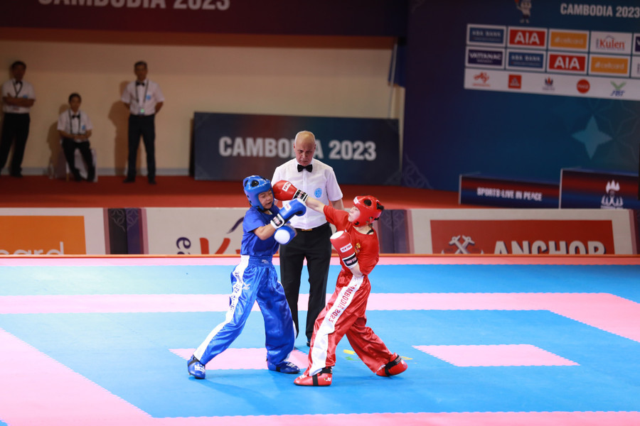 Võ sĩ Lê Thị Nhi (bìa phải) chủ động chơi tấn công trước đối thủ được đánh giá khá mạnh. Ảnh: Đức Thịnh Võ sĩ Lê Thị Nhi (bìa phải) chủ động chơi tấn công trước đối thủ được đánh giá khá mạnh. Ảnh: Đức Thịnh