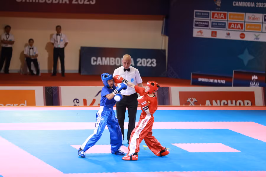 Võ sĩ Lê Thị Nhi (bìa phải) chủ động chơi tấn công trước đối thủ được đánh giá khá mạnh. Ảnh: Đức Thịnh