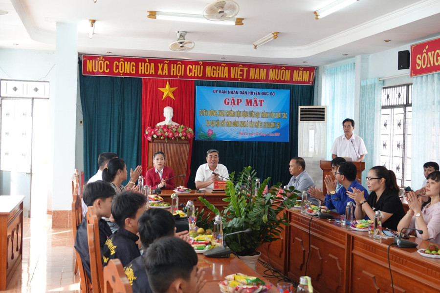 Lãnh đạo huyện Đức Cơ đã gửi lời chúc mừng cũng như cảm ơn VĐV Lê Thị Nhi đã mang vinh quang về cho Tổ quốc. Ảnh: Văn Lợi