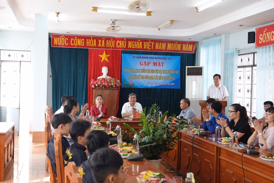 Lãnh đạo huyện Đức Cơ đã gửi lời chúc mừng cũng như cảm ơn VĐV Lê Thị Nhi đã mang vinh quang về cho Tổ quốc. Ảnh: Văn Lợi