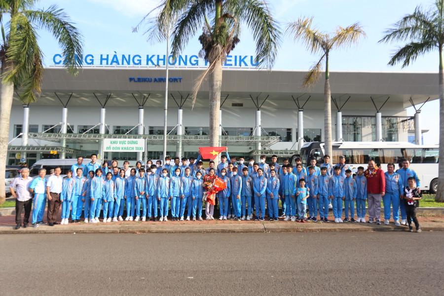 Hơn 80 VĐV của Trung tâm Huấn luyện và Thi đấu thể thao tỉnh đã chào đón Lê Thị Nhi. Ảnh: Văn Ngọc