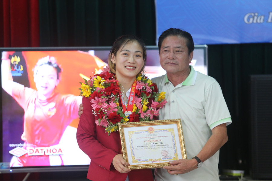 Giám đốc Sở Văn hóa-Thể thao và Du lịch Trần Ngọc Nhung tặng Giấy khen và phần thưởng 20 triệu đồng cho Lê Thị Nhi. Ảnh: Văn Ngọc