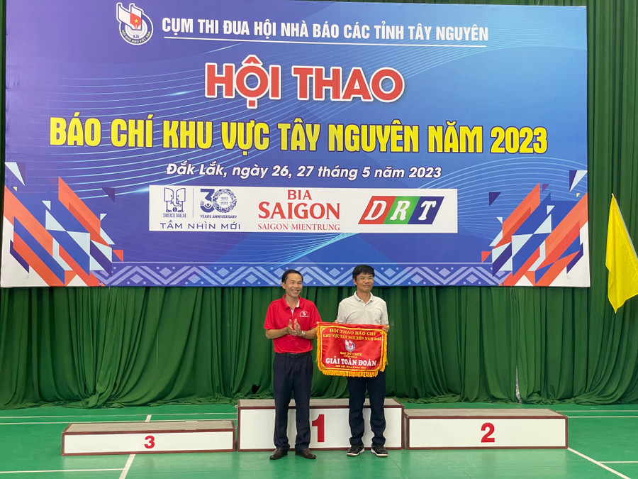 Ban tổ chức trao cờ nhất toàn đoàn cho Hội Nhà báo tỉnh Kon Tum. Ảnh: Văn Ngọc