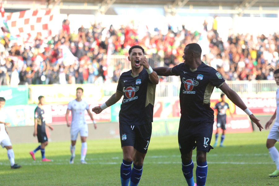 Bàn thắng sớm giúp HAGL dễ dàng triển khai lối đá phòng ngự phản công. Ảnh: Văn Ngọc Bàn thắng sớm giúp HAGL dễ dàng triển khai lối đá phòng ngự phản công. Ảnh: Văn Ngọc