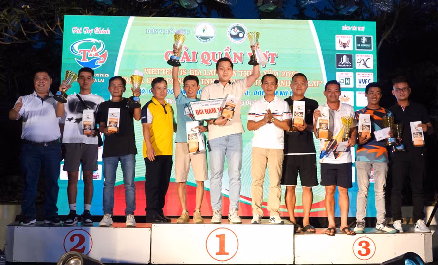 Các tay vợt xuất sắc nhất ở nội dung đôi nam 1400 nhận giải thưởng từ Ban tổ chức. Ảnh: Văn Ngọc