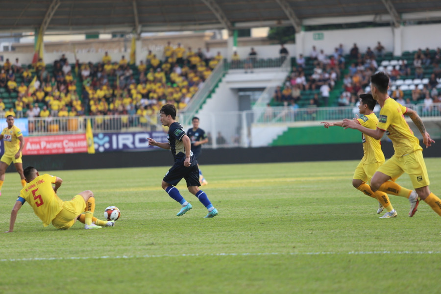 Minh Vương đột phá vào trung lộ rồi tung cú sút trái phá mở tỷ số 1-0 cho HAGL. Ảnh: Văn Ngọc