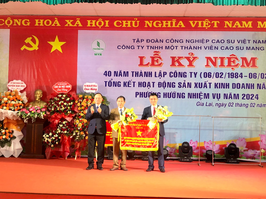 Phó Chủ tịch UBND tỉnh tặng cờ thi đua của UBND tỉnh cho Công ty đã hoàn thành xuất sắc, toàn diện nhiệm vụ công tác phấn đấu trong phong trào thi đua yêu nước năm 2022. Ảnh: Lê Nam Phó Chủ tịch UBND tỉnh tặng cờ thi đua của UBND tỉnh cho Công ty đã hoàn thành xuất sắc, toàn diện nhiệm vụ công tác phấn đấu trong phong trào thi đua yêu nước năm 2022. Ảnh: Lê Nam