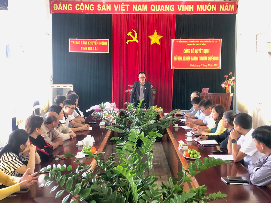 Ông Lưu Trung Nghĩa-Giám đốc Sở Nông nghiệp và PTNT phát biểu chúc mừng Trung tâm Khuyến nông tỉnh và cá nhân ông Phạm Hữu Phước. Ảnh: Lê Nam Ông Lưu Trung Nghĩa-Giám đốc Sở Nông nghiệp và PTNT phát biểu chúc mừng Trung tâm Khuyến nông tỉnh và cá nhân ông Phạm Hữu Phước. Ảnh: Lê Nam