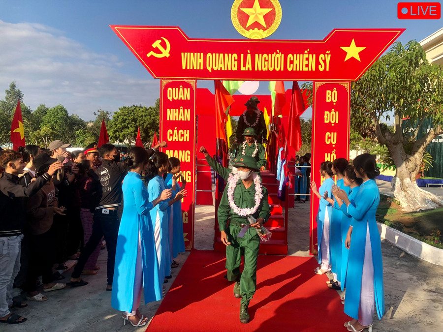 Các tân binh tại huyện Krông Pa bước qua cầu vinh quang lên đường nhập ngũ. Ảnh: Lê Nam