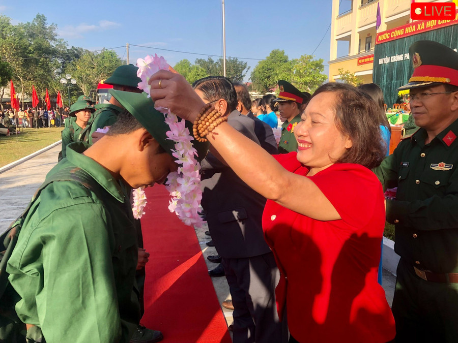 Bà Ayun H&apos;Bút-Tỉnh ủy viên, Phó Chủ tịch HĐND tỉnh trao hoa cho thanh niên huyện Krông Pa lên đường nhập ngũ. Ảnh: Lê Nam