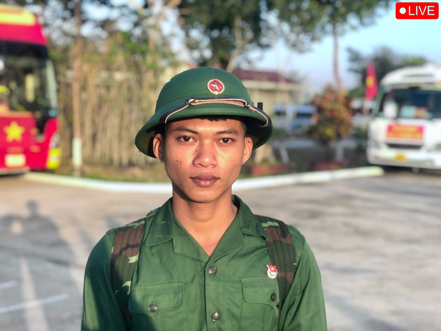 Tân binh Đàm Xuân Trọng (Tổ dân phố 10, thị trấn Phú Túc) đã viết đơn tình nguyện tham gia nghĩa vụ quân sự năm 2024. Ảnh: Lê Nam