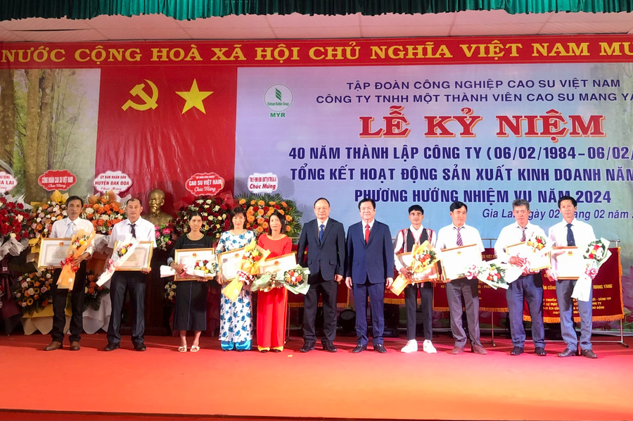 6 tập thể và 3 cá nhân có thành tích xuất sắc và công lao đóng góp trong 40 năm qua nhận bằng khen của Chủ tịch Uỷ ban Quản lý vốn nhà nước. Ảnh: Lê Nam 6 tập thể và 3 cá nhân có thành tích xuất sắc và công lao đóng góp trong 40 năm qua nhận bằng khen của Chủ tịch Uỷ ban Quản lý vốn nhà nước. Ảnh: Lê Nam