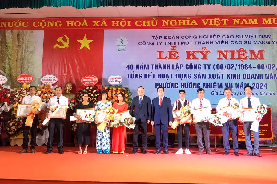6 tập thể và 3 cá nhân có thành tích xuất sắc và công lao đóng góp trong 40 năm qua nhận bằng khen của Chủ tịch Uỷ ban Quản lý vốn nhà nước. Ảnh: Lê Nam