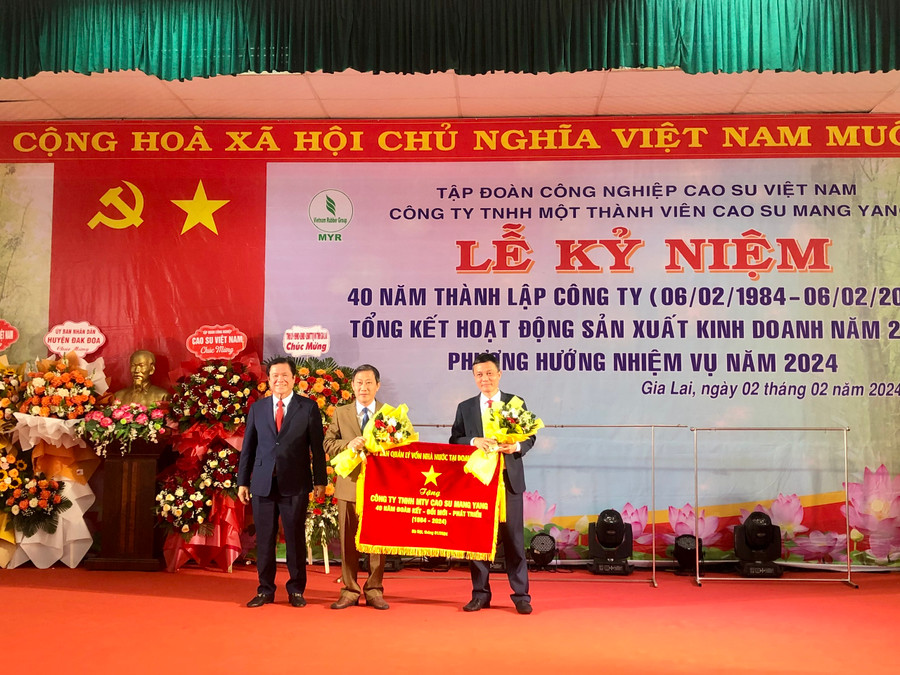 Công ty được Uỷ ban Quản lý vốn nhà nước tặng bức trướng “Công ty TNHH một thành viên Cao su Mang Yang 40 năm Đoàn kết-Đổi mới-Phát triển (1984-2024). Ảnh: Lê Nam Công ty được Uỷ ban Quản lý vốn nhà nước tặng bức trướng “Công ty TNHH một thành viên Cao su Mang Yang 40 năm Đoàn kết-Đổi mới-Phát triển (1984-2024). Ảnh: Lê Nam