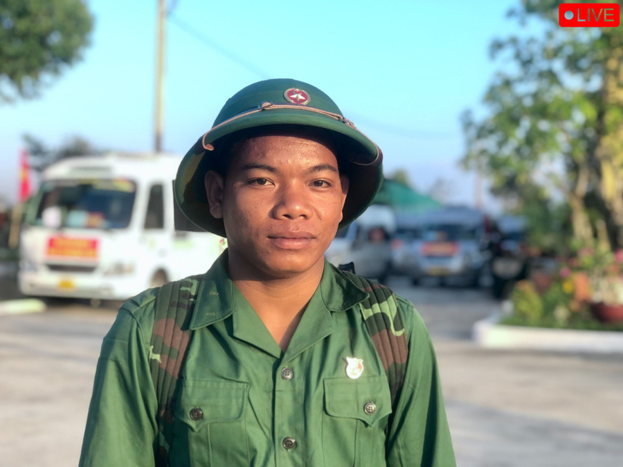 Tân binh Kpă Pluối (tổ dân phố 7, thị trấn Phú Túc) đã viết đơn tình nguyện đi nghĩa vụ quân sự năm 2024. Ảnh: Lê Nam