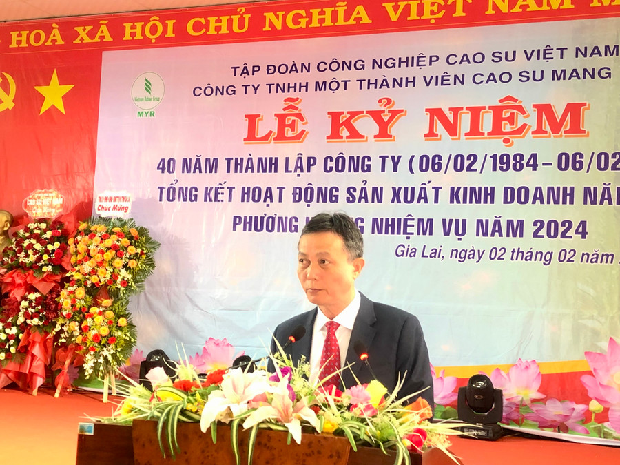 Ông Trương Văn Hội-Tổng Giám đốc Công ty TNHH một thành viên Cao su Mang Yang báo cáo kết quả hình thành và phát triển của công ty trong 40 năm qua. Ảnh: Lê Nam Ông Trương Văn Hội-Tổng Giám đốc Công ty TNHH một thành viên Cao su Mang Yang báo cáo kết quả hình thành và phát triển của công ty trong 40 năm qua. Ảnh: Lê Nam