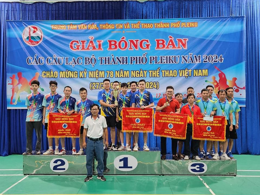 Ban tổ chức trao giải cho các tay vợt ở nội dung đồng đội nam. Ảnh: Phạm Toàn Ban tổ chức trao giải cho các tay vợt ở nội dung đồng đội nam. Ảnh: Phạm Toàn