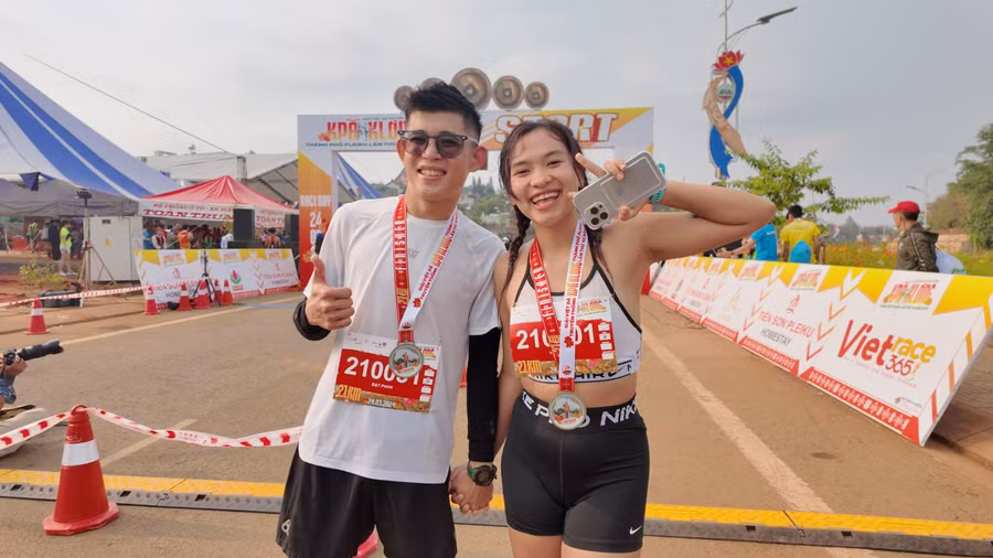 Một cặp đôi gắn kết tình cảm qua chạy bộ. Ảnh: Ngọc Duy