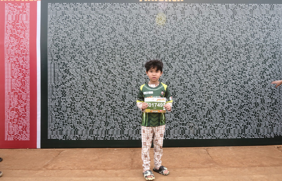 Một runner nhí đã sẵn sàng tranh tài vào sáng mai. Ảnh: Bi Ly