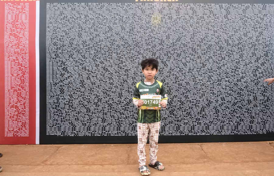 Một runner nhí đã sẵn sàng tranh tài vào sáng mai. Ảnh: Bi Ly