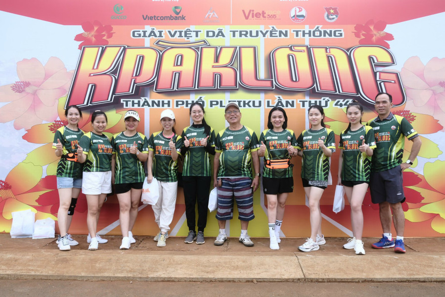 Các runner rạng rỡ với chiếc áo mới của giải năm nay. Ảnh: Bi Ly