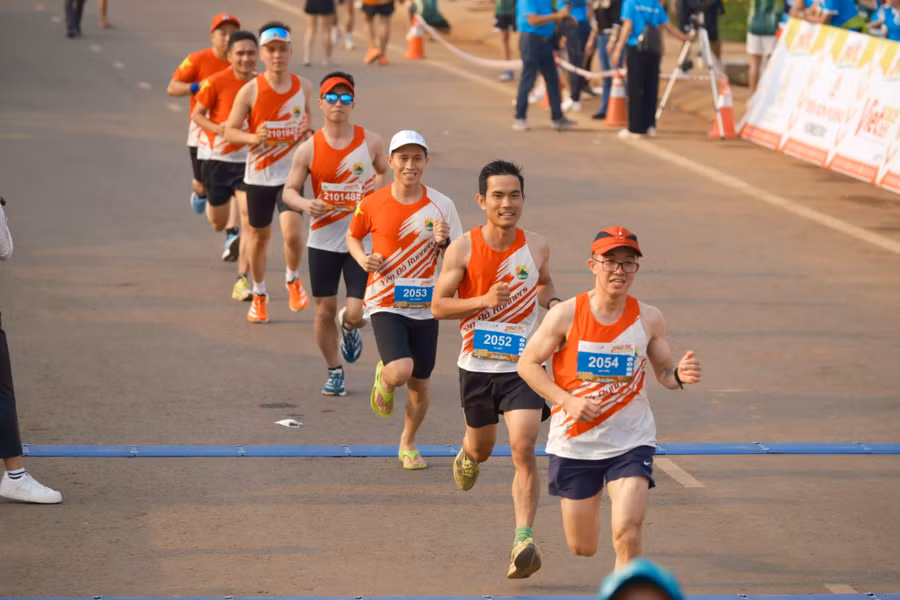 Nhiều câu lạc bộ chạy bộ trong và ngoài tỉnh hào hứng tham gia giải chạy. Ảnh: Bi Ly