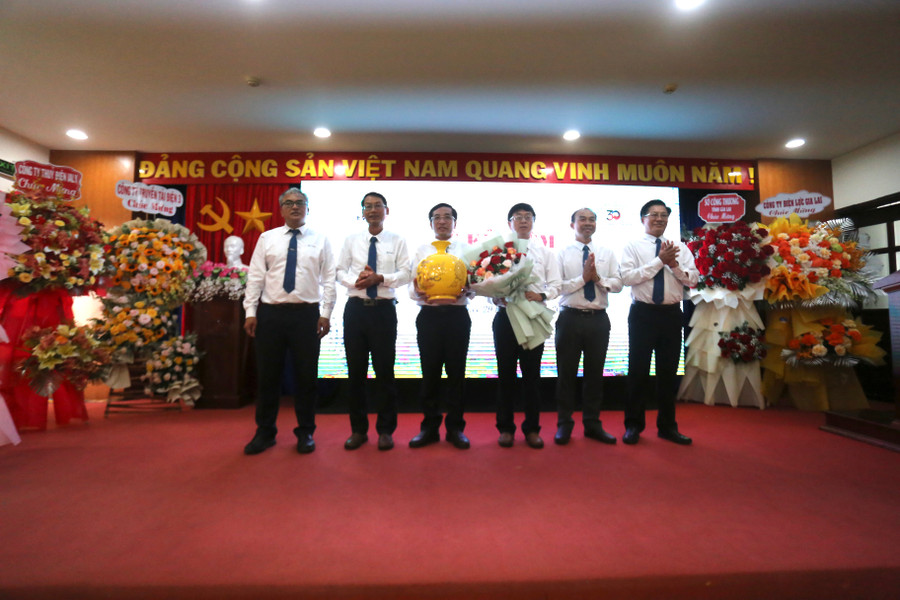 Công ty Truyền tải điện 3 trao quà cho Truyền tải điện Gia Lai. Ảnh: Văn Ngọc Công ty Truyền tải điện 3 trao quà cho Truyền tải điện Gia Lai. Ảnh: Văn Ngọc