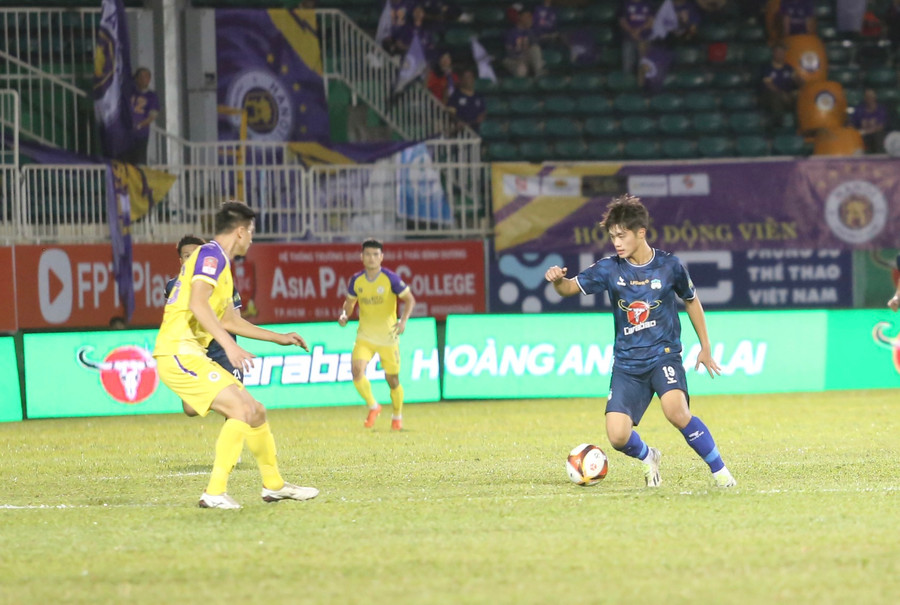 Quốc Việt (phải) là trụ cột của LPBank HAGL ở mùa này. Ảnh: Văn Ngọc Quốc Việt (phải) là trụ cột của LPBank HAGL ở mùa này. Ảnh: Văn Ngọc