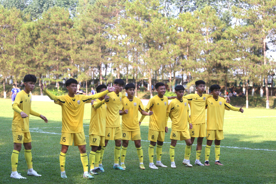 U17 Hồng Lĩnh Hà Tĩnh đã có cuộc lội ngược dòng thành công. Ảnh: Văn Ngọc U17 Hồng Lĩnh Hà Tĩnh đã có cuộc lội ngược dòng thành công. Ảnh: Văn Ngọc