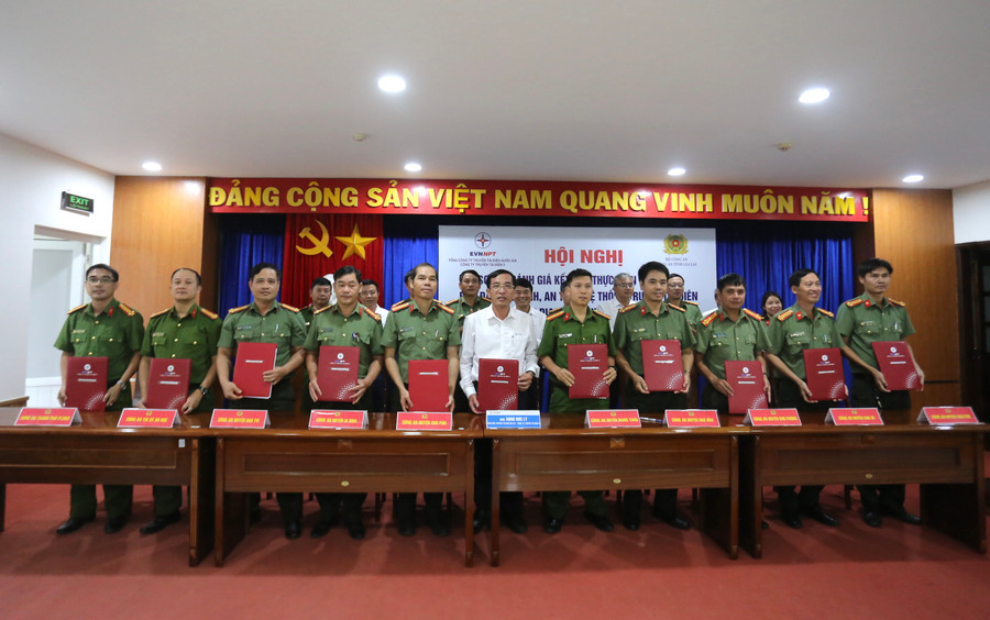 Truyền tải điện Gia Lai ký kết với 10 đơn vị Công an các địa phương. Ảnh: Văn Ngọc Truyền tải điện Gia Lai ký kết với 10 đơn vị Công an các địa phương. Ảnh: Văn Ngọc