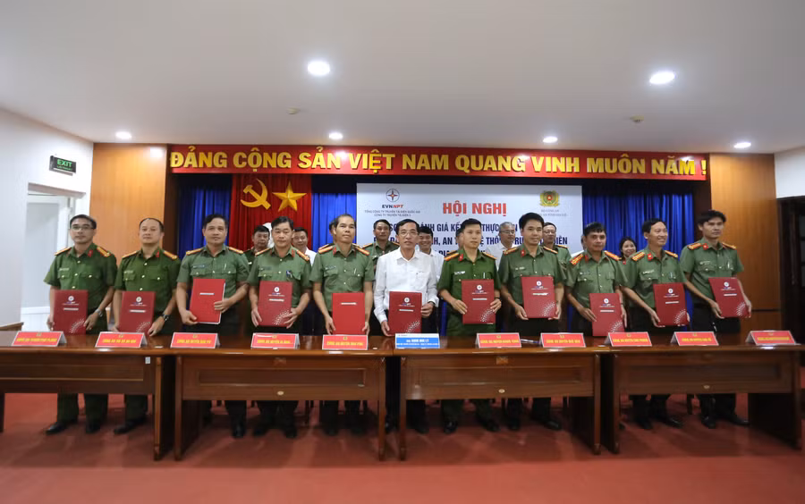 Truyền tải điện Gia Lai ký kết với 10 đơn vị Công an các địa phương. Ảnh: Văn Ngọc